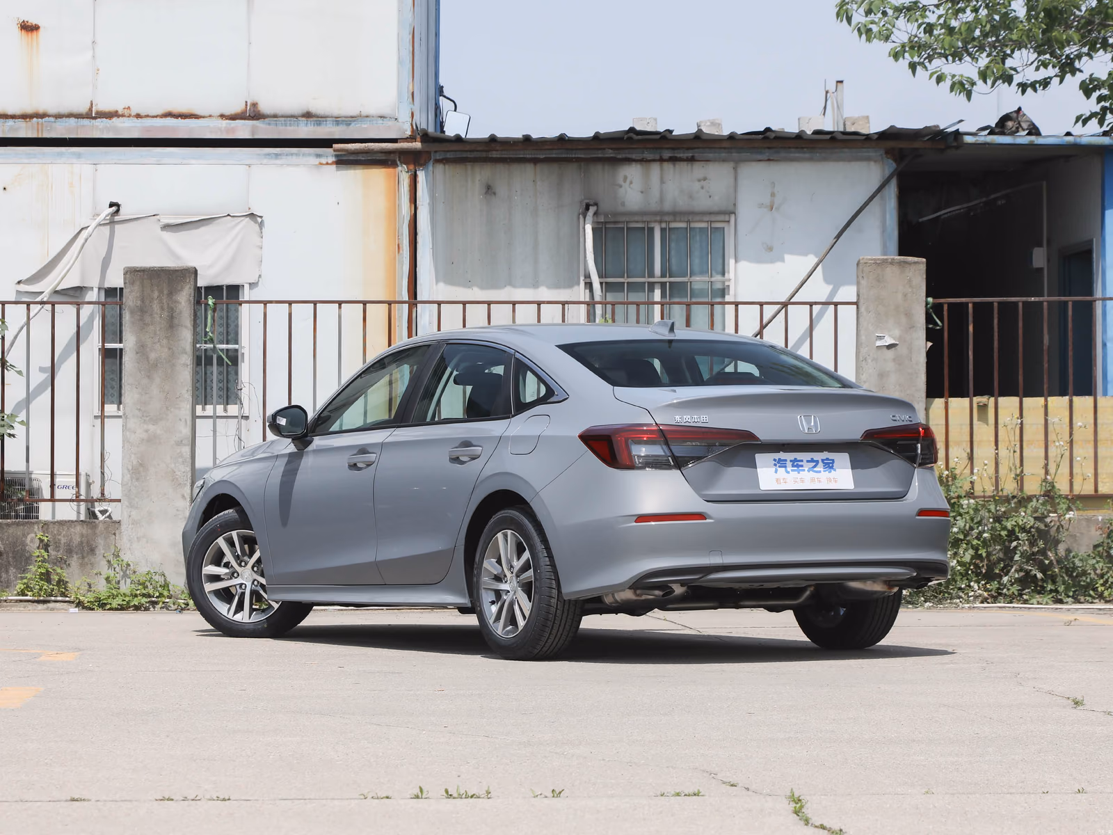 Honda Civic 2026 — серый седан сзади в три четверти