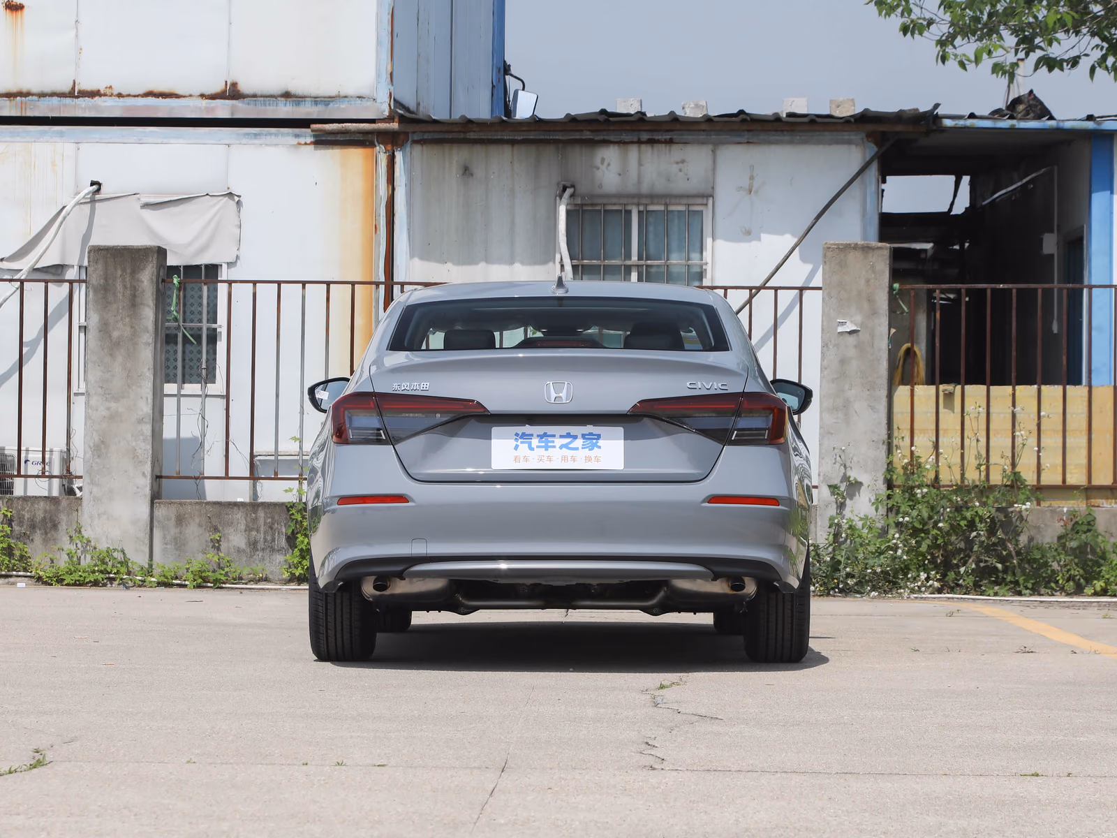 Honda Civic 2026 — серый седан строго сзади