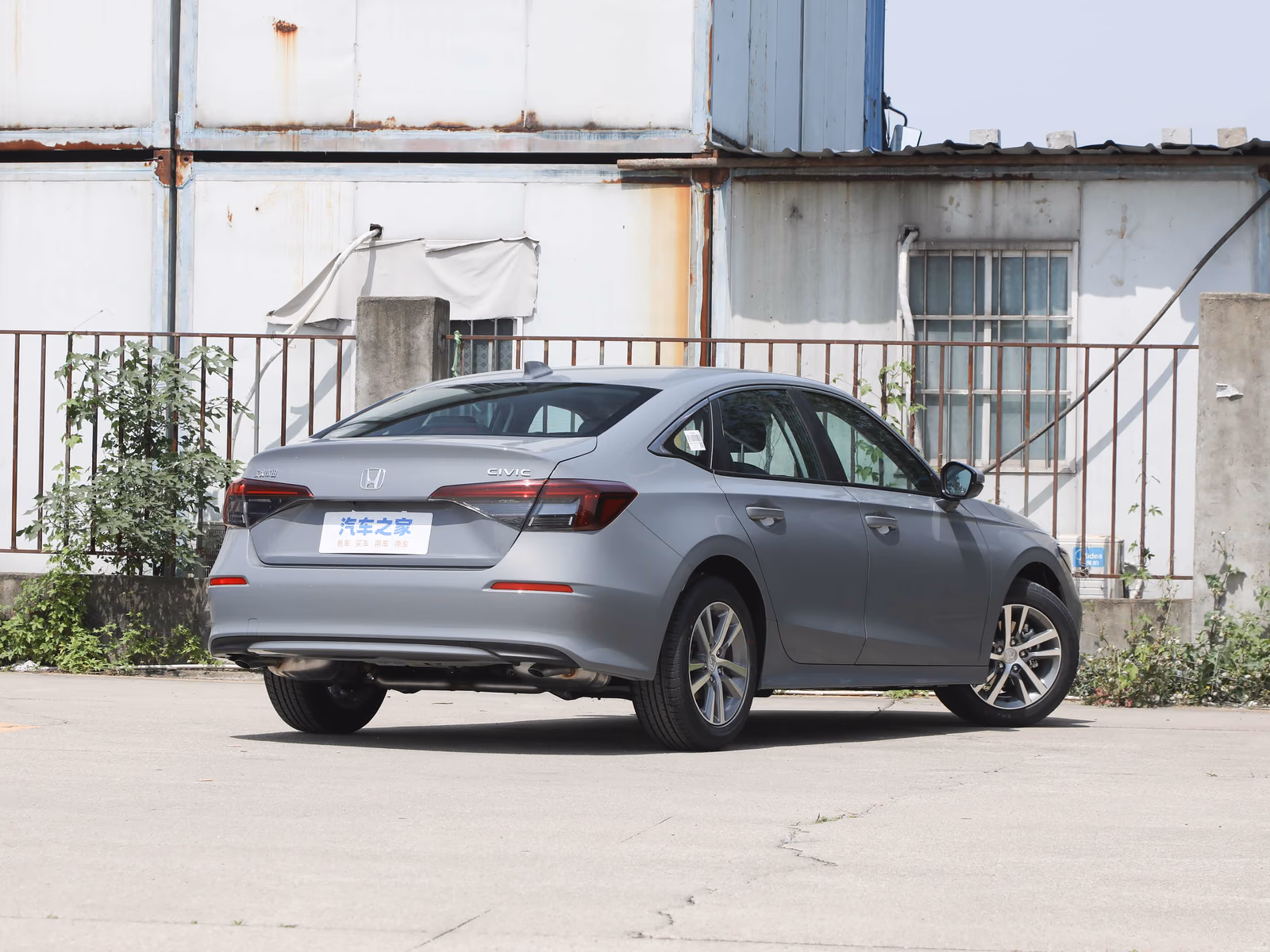 Honda Civic 2026 — серый седан сзади с другой стороны