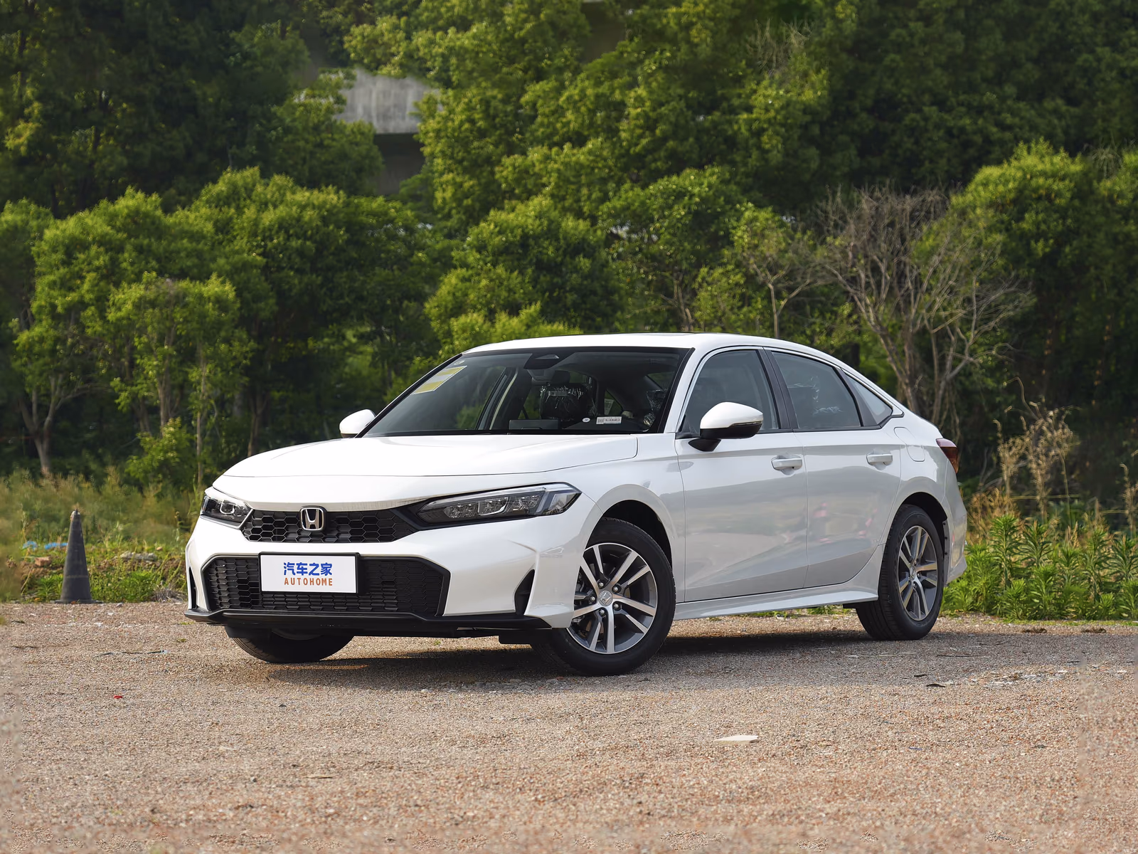 Honda Civic 2026 — белый седан спереди в три четверти