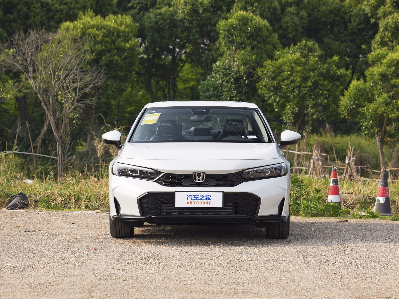 Honda Civic 2026 — белый седан строго спереди