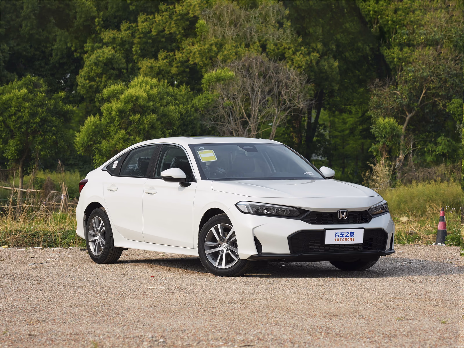 Honda Civic 2026 — белый седан спереди с другой стороны