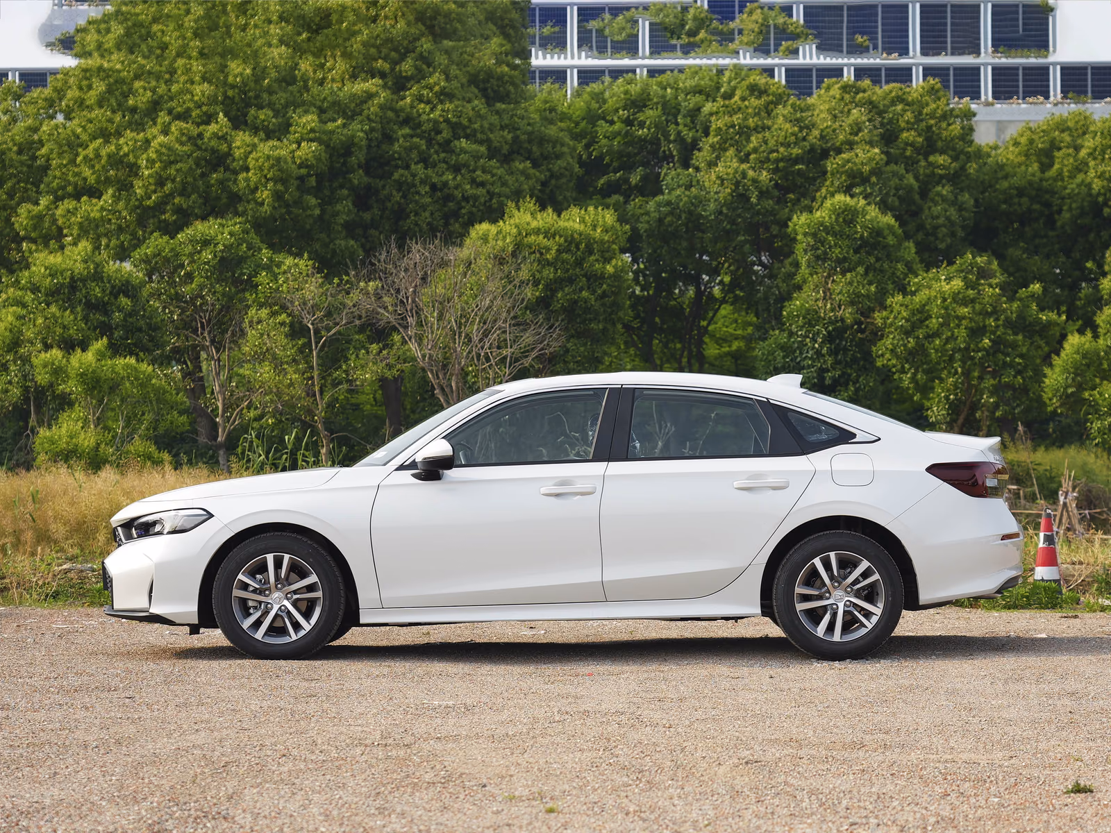 Honda Civic 2026 — белый седан в профиль