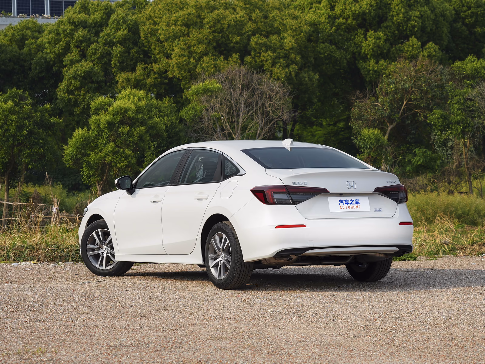 Honda Civic 2026 — белый седан сзади в три четверти