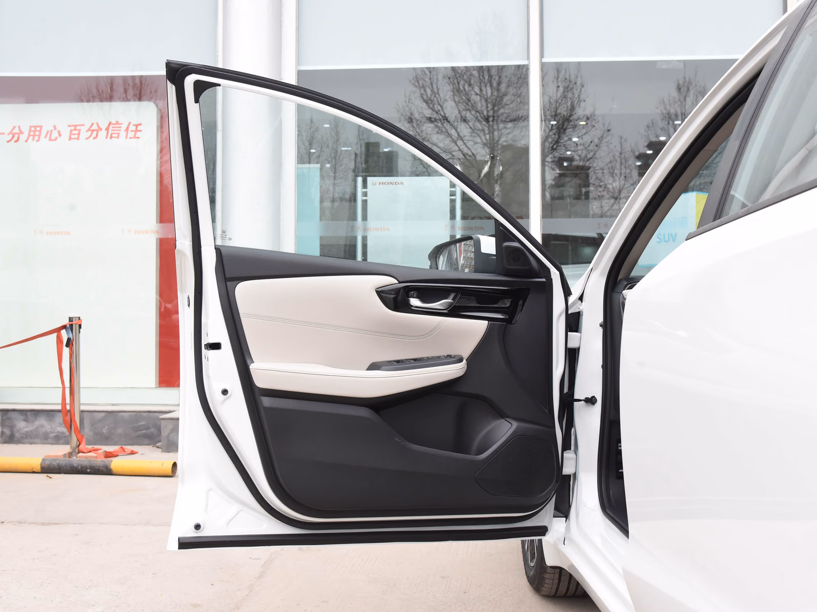 Honda Envix — открытая водительская дверь
