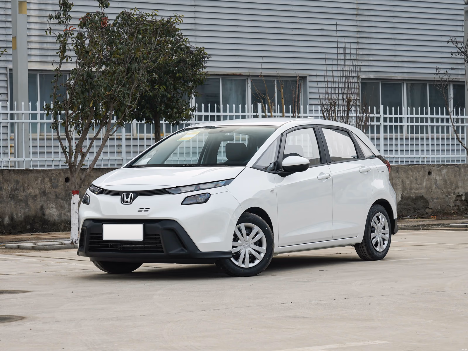Honda Fit 2026 — вид спереди в три четверти