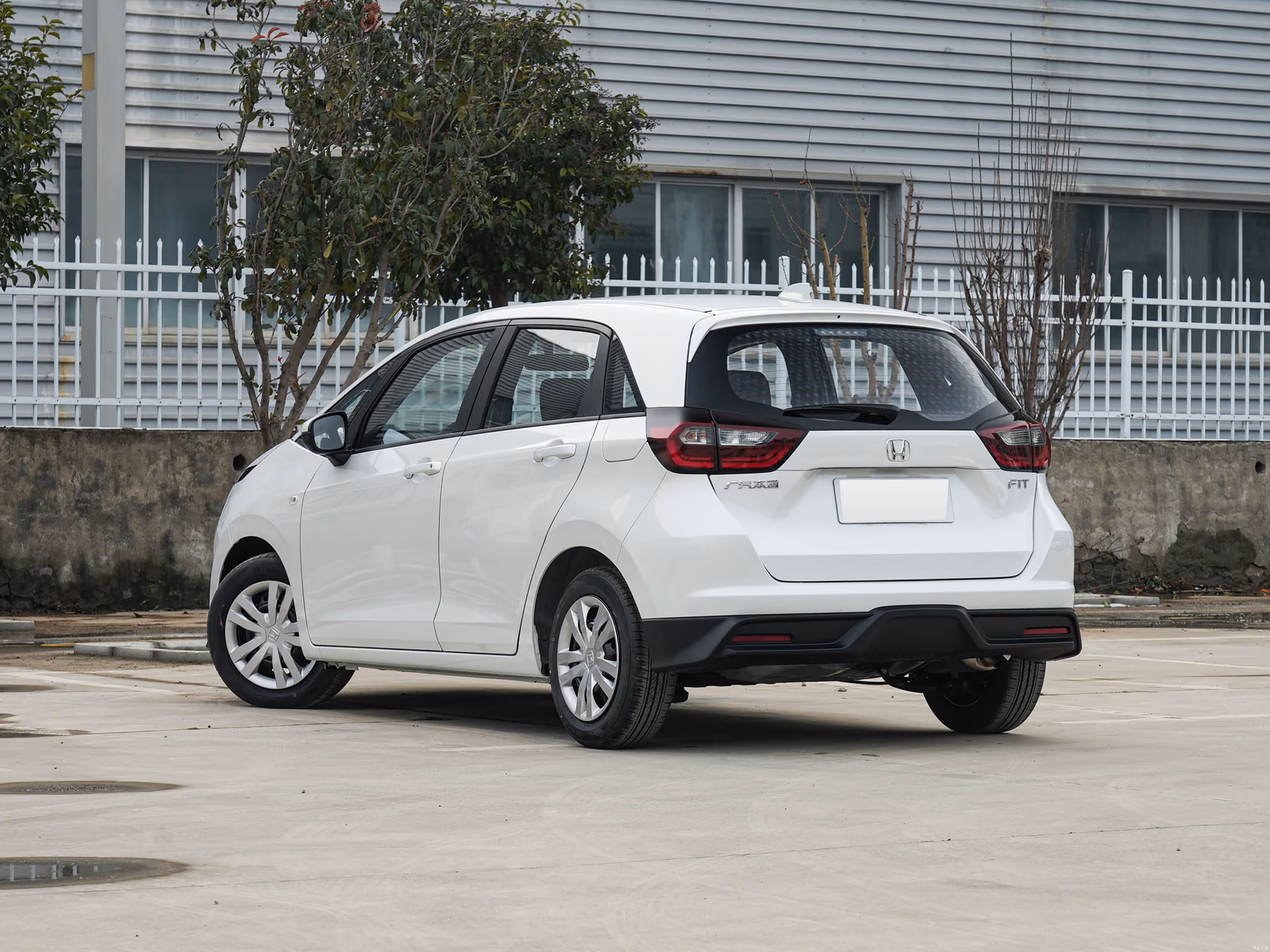 Honda Fit 2026 — вид сзади в три четверти