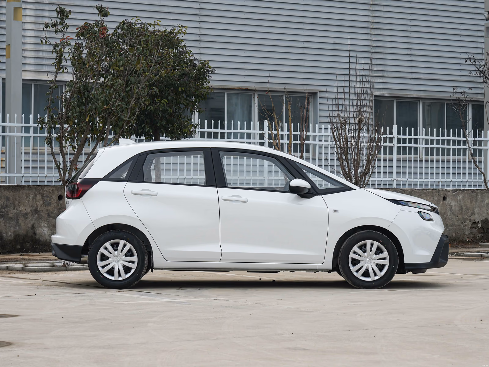 Honda Fit 2026 — профиль с противоположной стороны