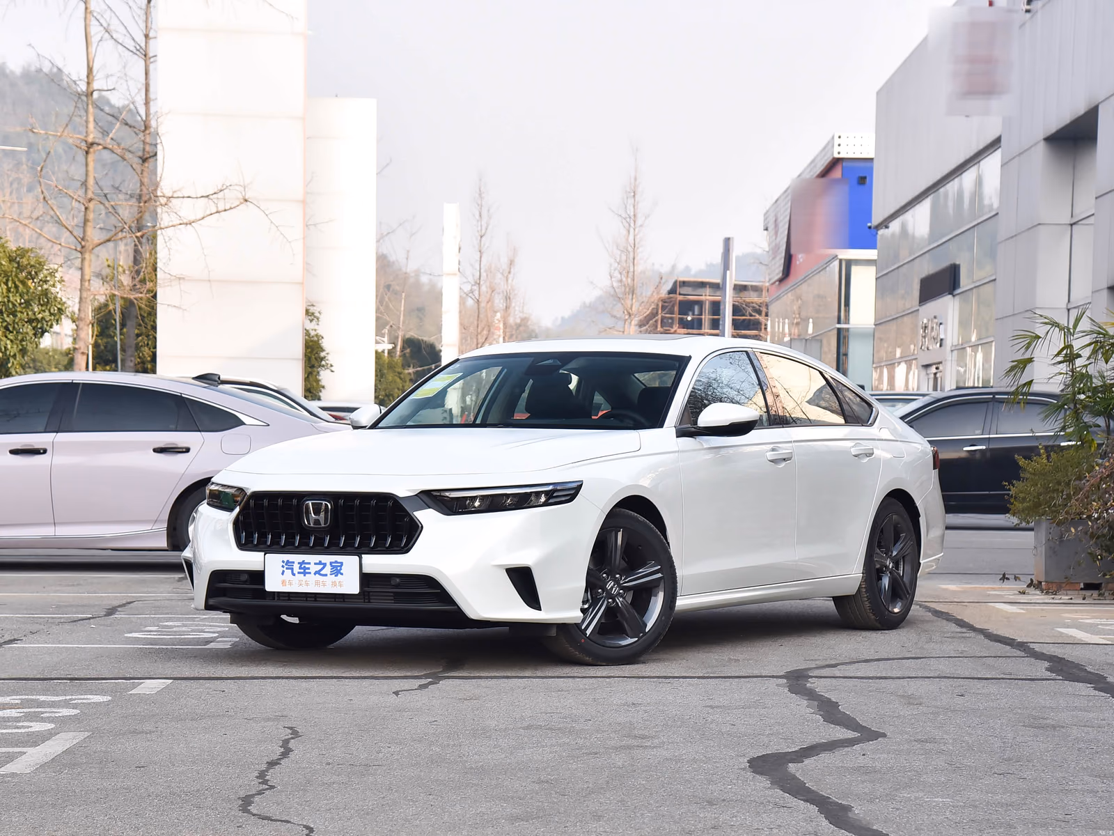 Honda Inspire 2025 — белый седан спереди в три четверти