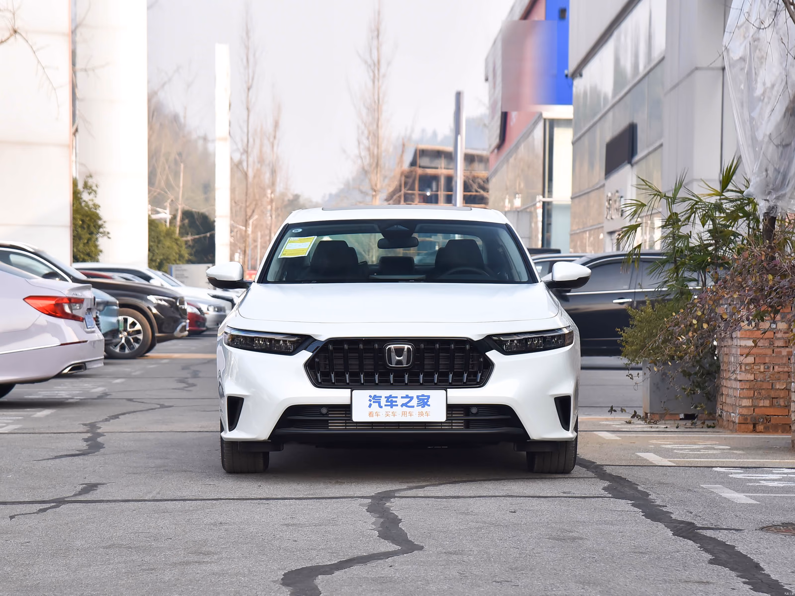 Honda Inspire 2025 — белый седан строго спереди