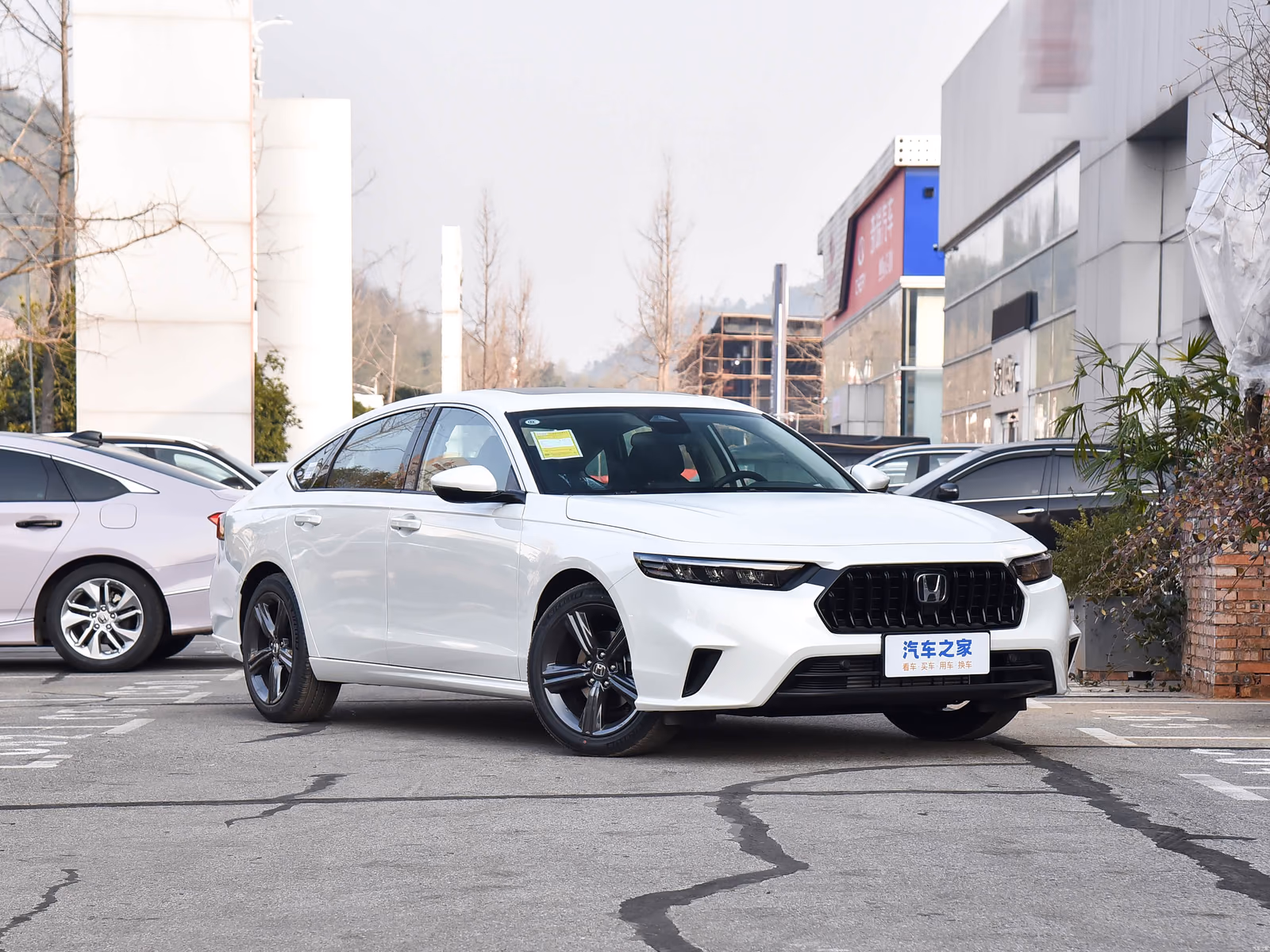 Honda Inspire 2025 — белый седан спереди с другой стороны