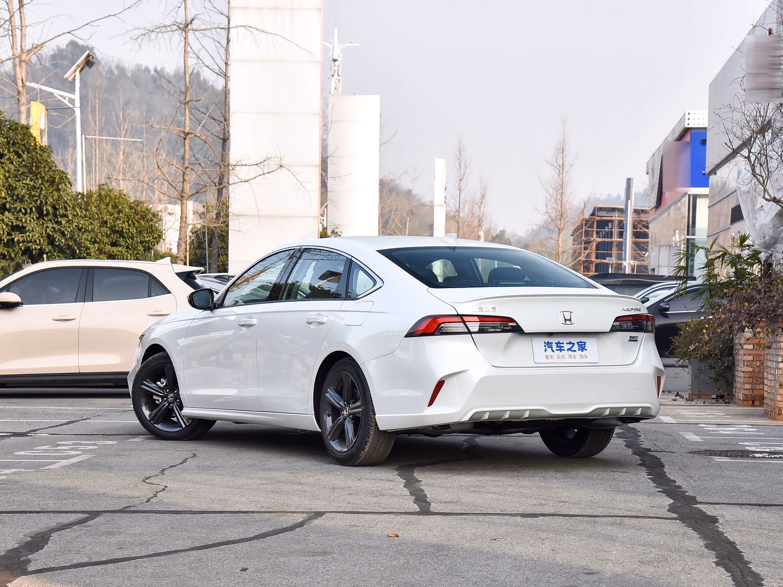 Honda Inspire 2025 — белый седан сзади в три четверти