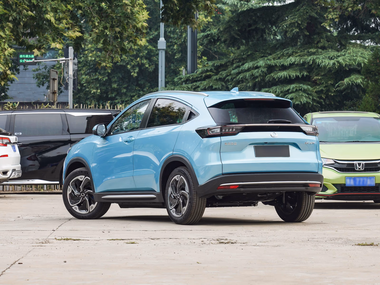 Honda M-NV 2023 — светло-голубой кузов сзади в три четверти