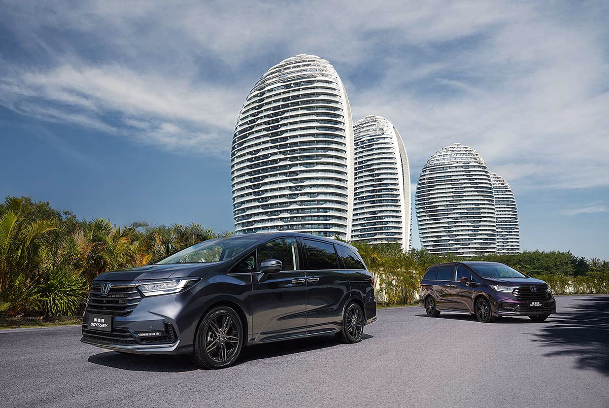 Чёрные Honda Odyssey e:HEV у современного здания