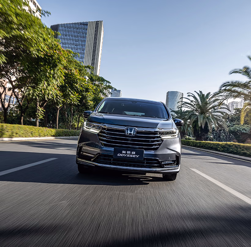 Чёрная Honda Odyssey e:HEV, вид спереди
