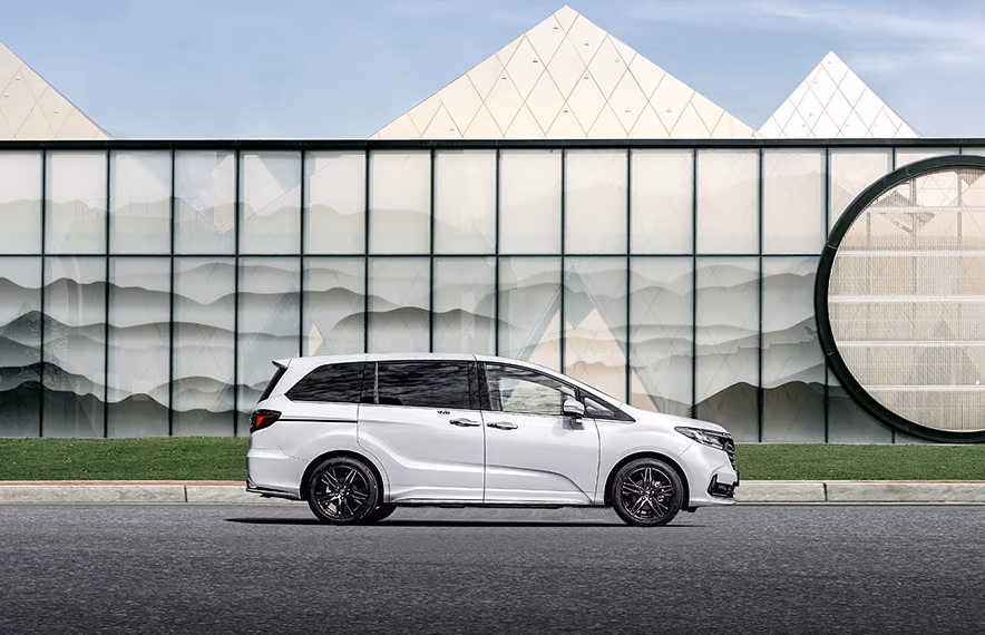 Белая Honda Odyssey e:HEV в профиль