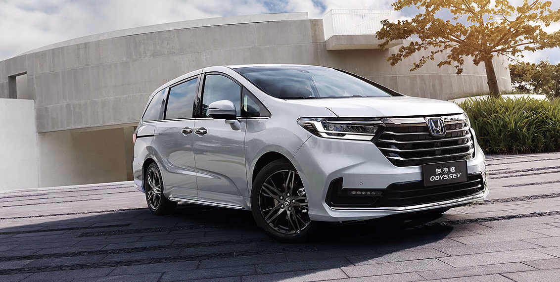 Серая Honda Odyssey e:HEV, передний ракурс