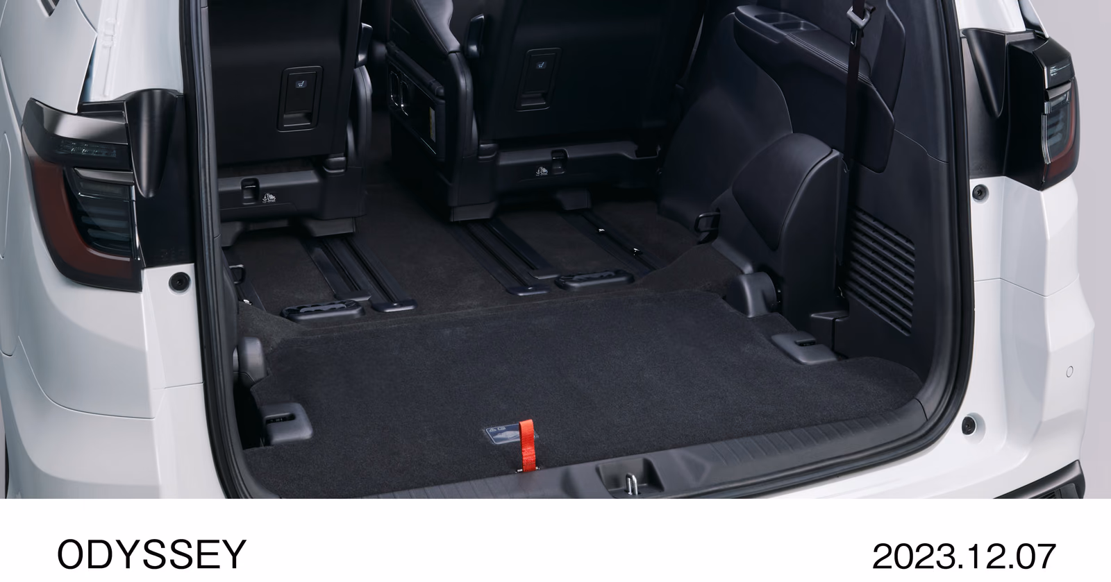 Багажник Honda Odyssey со сложенным третьим рядом