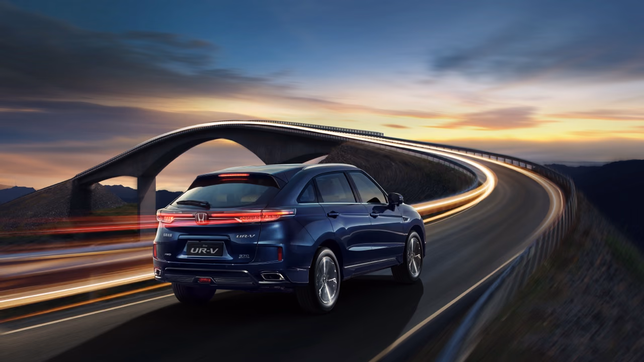 Honda UR-V в движении, вид сзади в три четверти