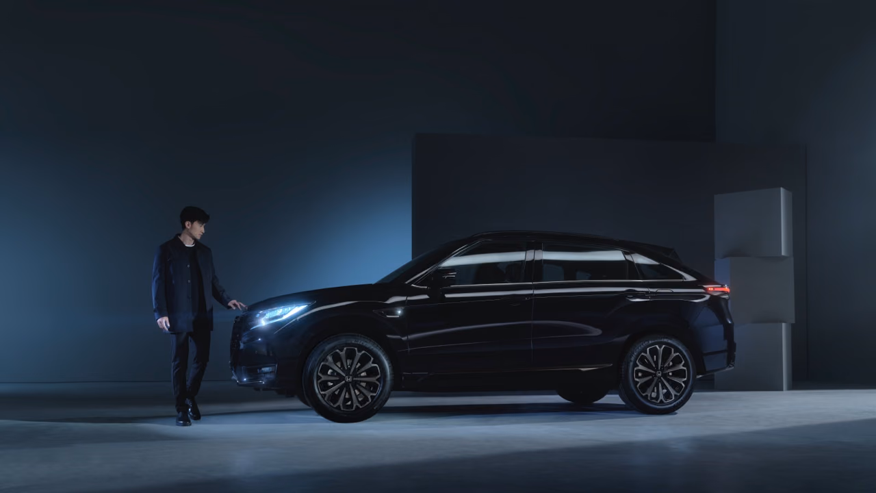Honda UR-V в профиль в студийном освещении