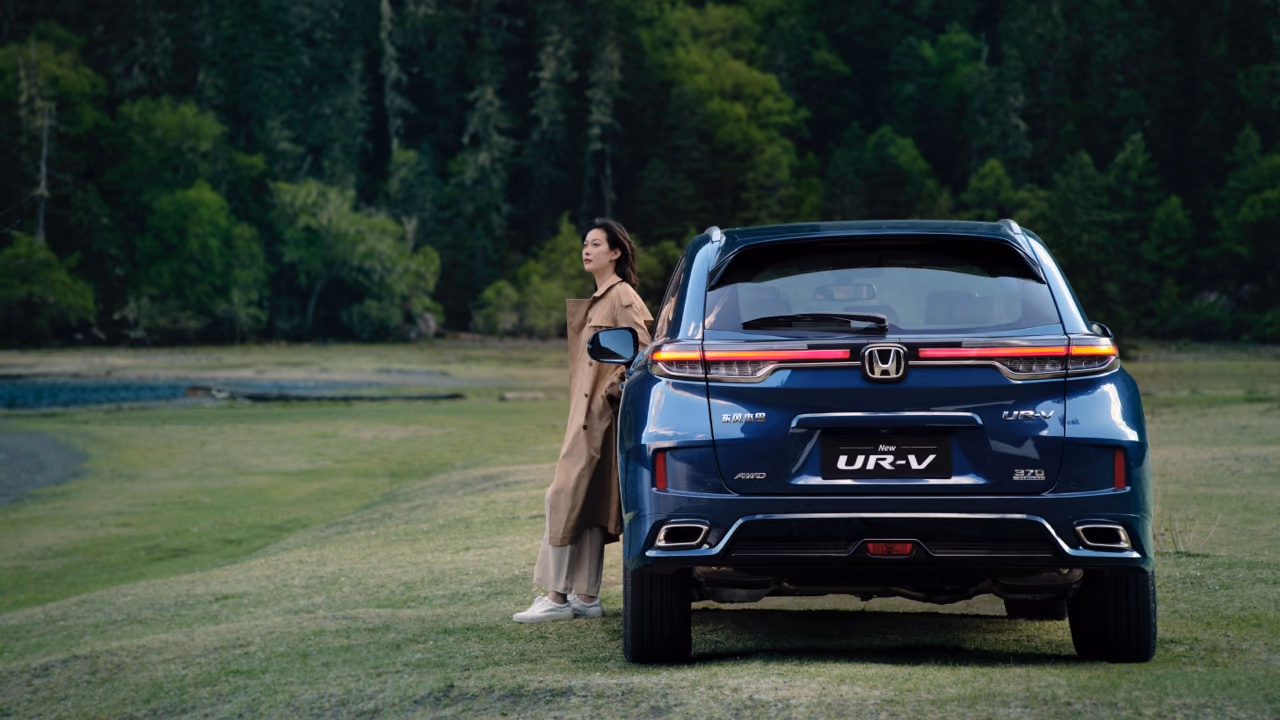 Задняя часть Honda UR-V на загородной площадке