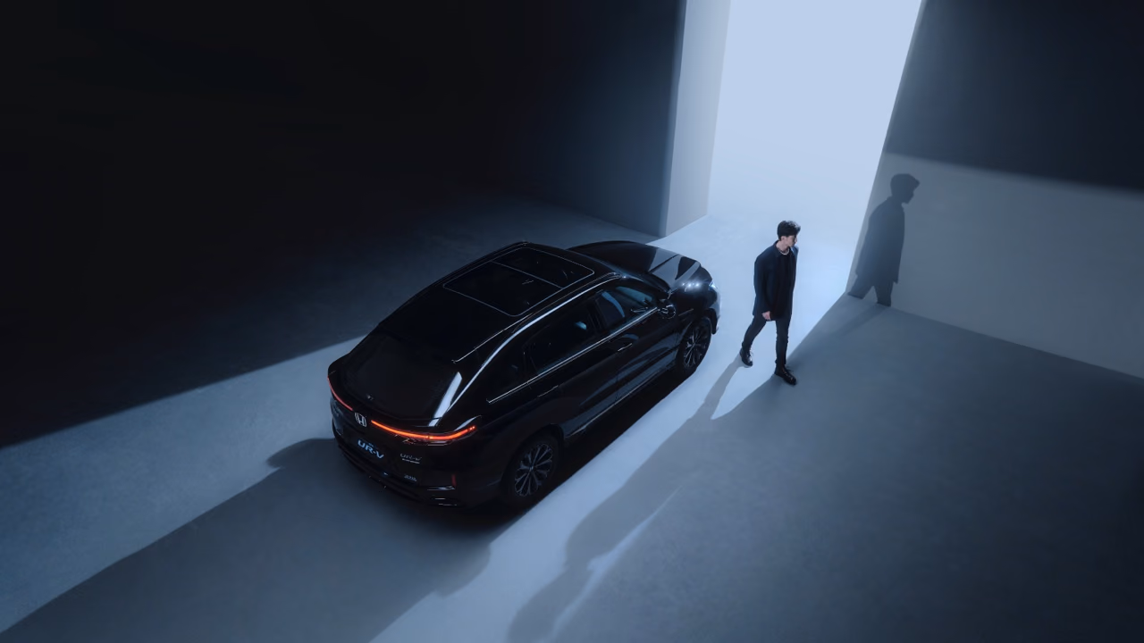 Honda UR-V сверху и сзади в светлой студии
