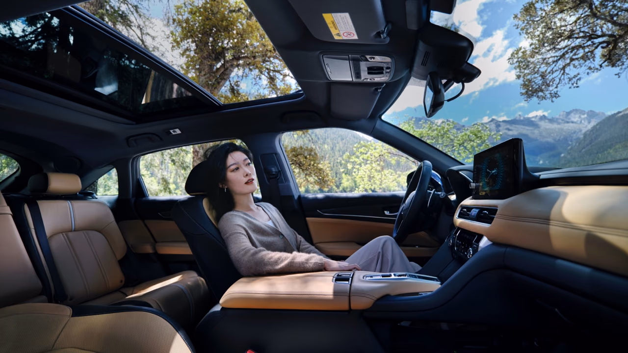 Передняя часть салона Honda UR-V с панорамной крышей