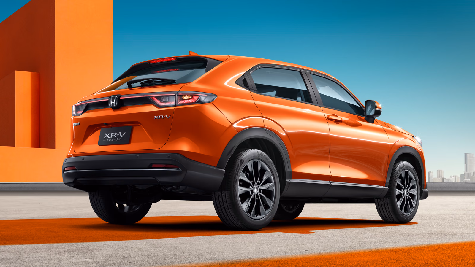 Оранжевая Honda XR-V, вид сзади в три четверти