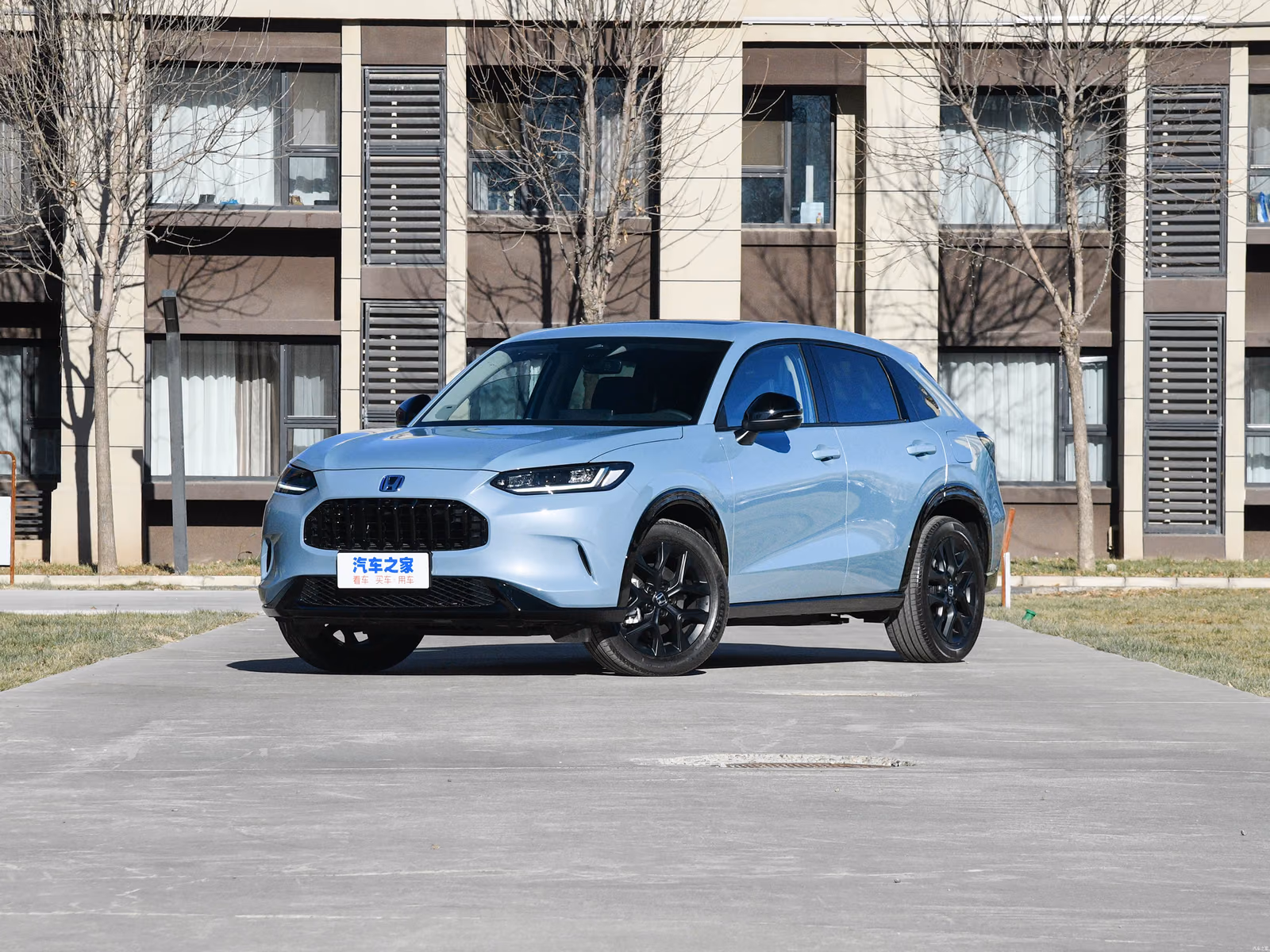 Honda ZR-V e:HEV — светло-голубой кузов спереди в три четверти