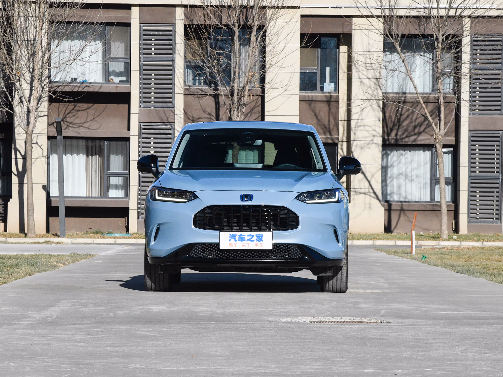 Honda ZR-V e:HEV — светло-голубой кузов строго спереди