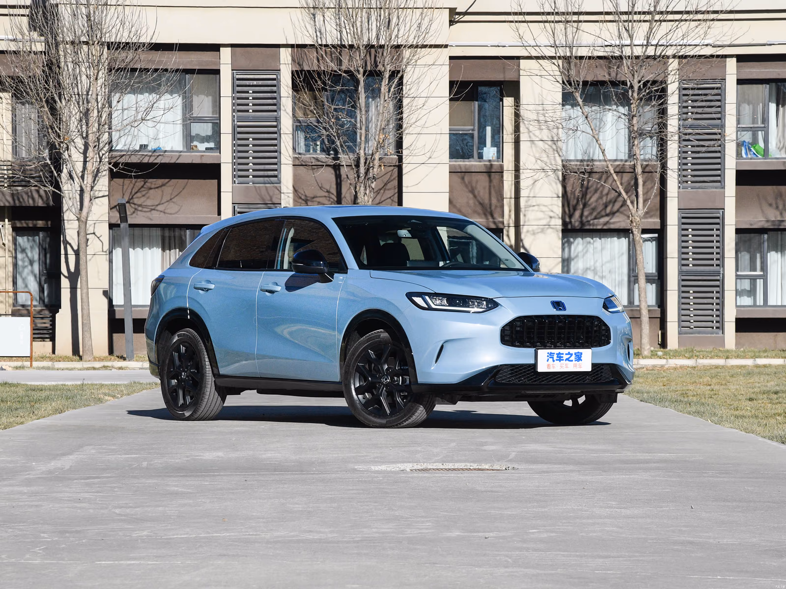 Honda ZR-V e:HEV — светло-голубой кузов спереди с другой стороны