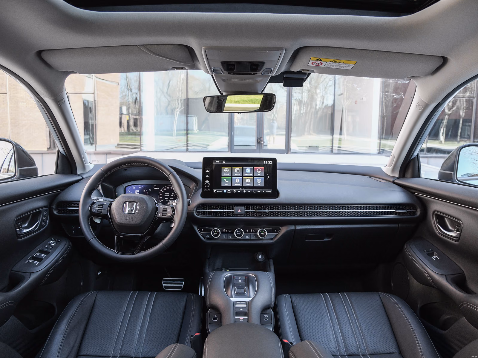 Honda ZR-V e:HEV — панорама леворульного кокпита