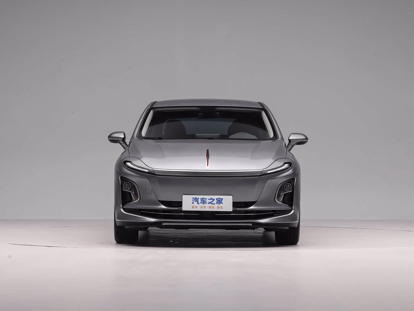 Hongqi E-QM5 2025 — вид спереди