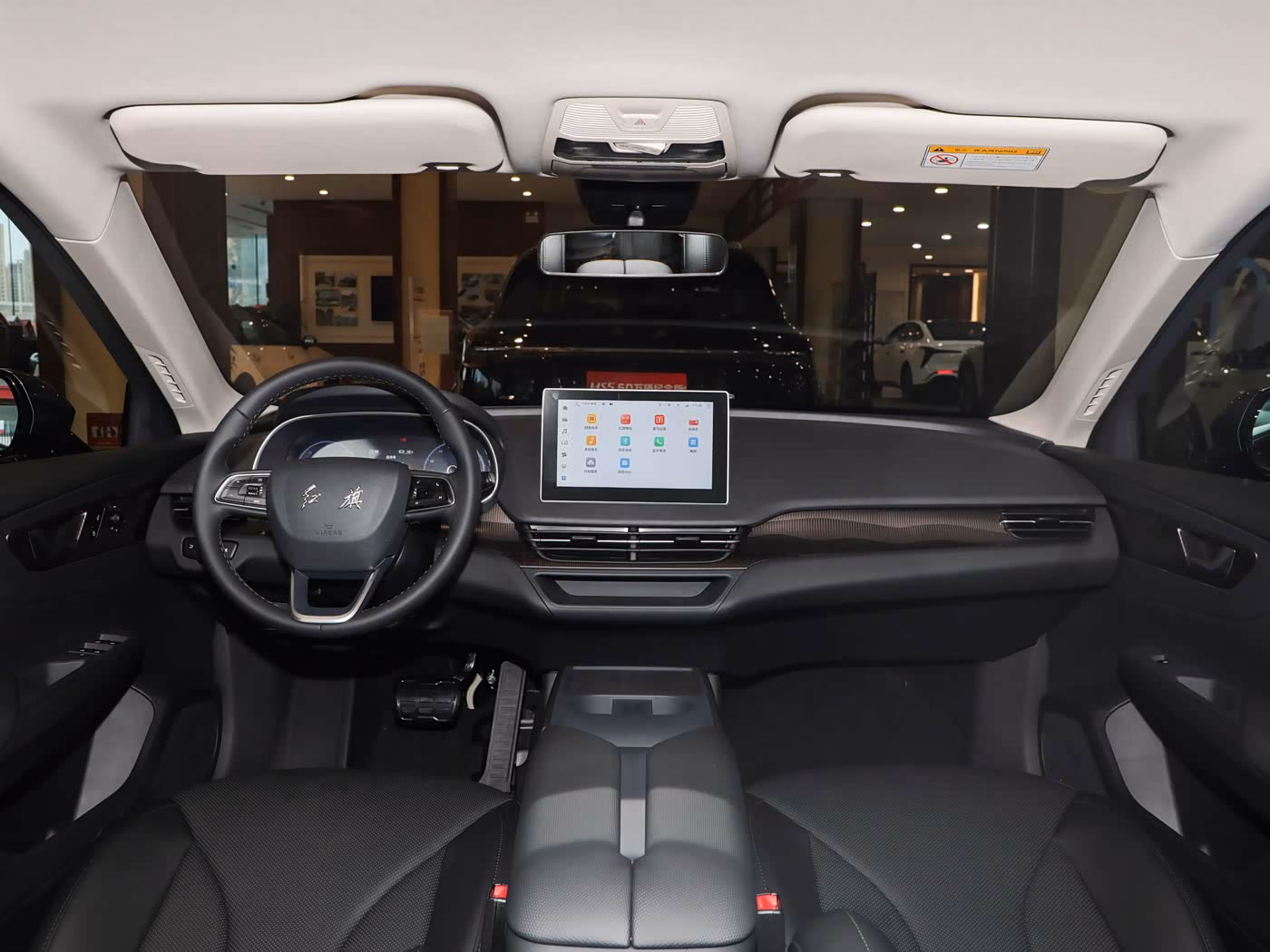 Hongqi E-QM5 2025 — передняя панель и водительское место