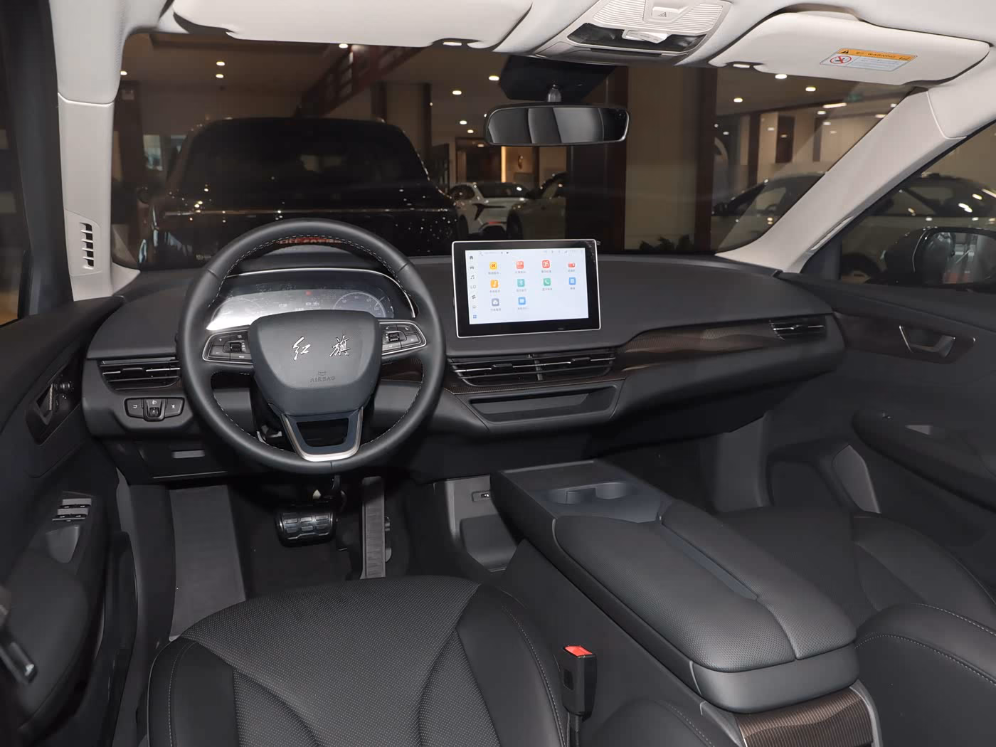 Hongqi E-QM5 2025 — передняя часть салона в три четверти