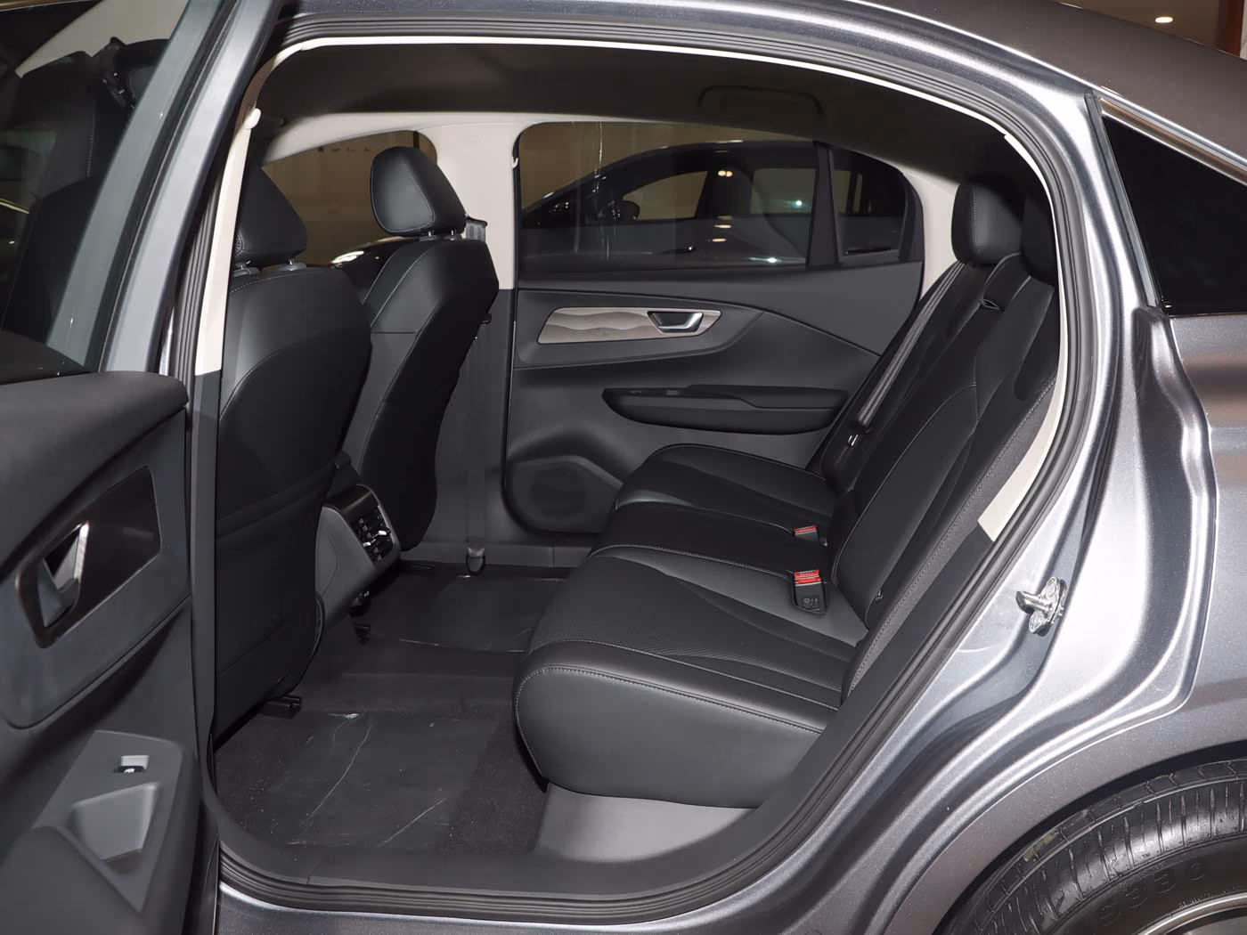 Hongqi E-QM5 2025 — пространство второго ряда