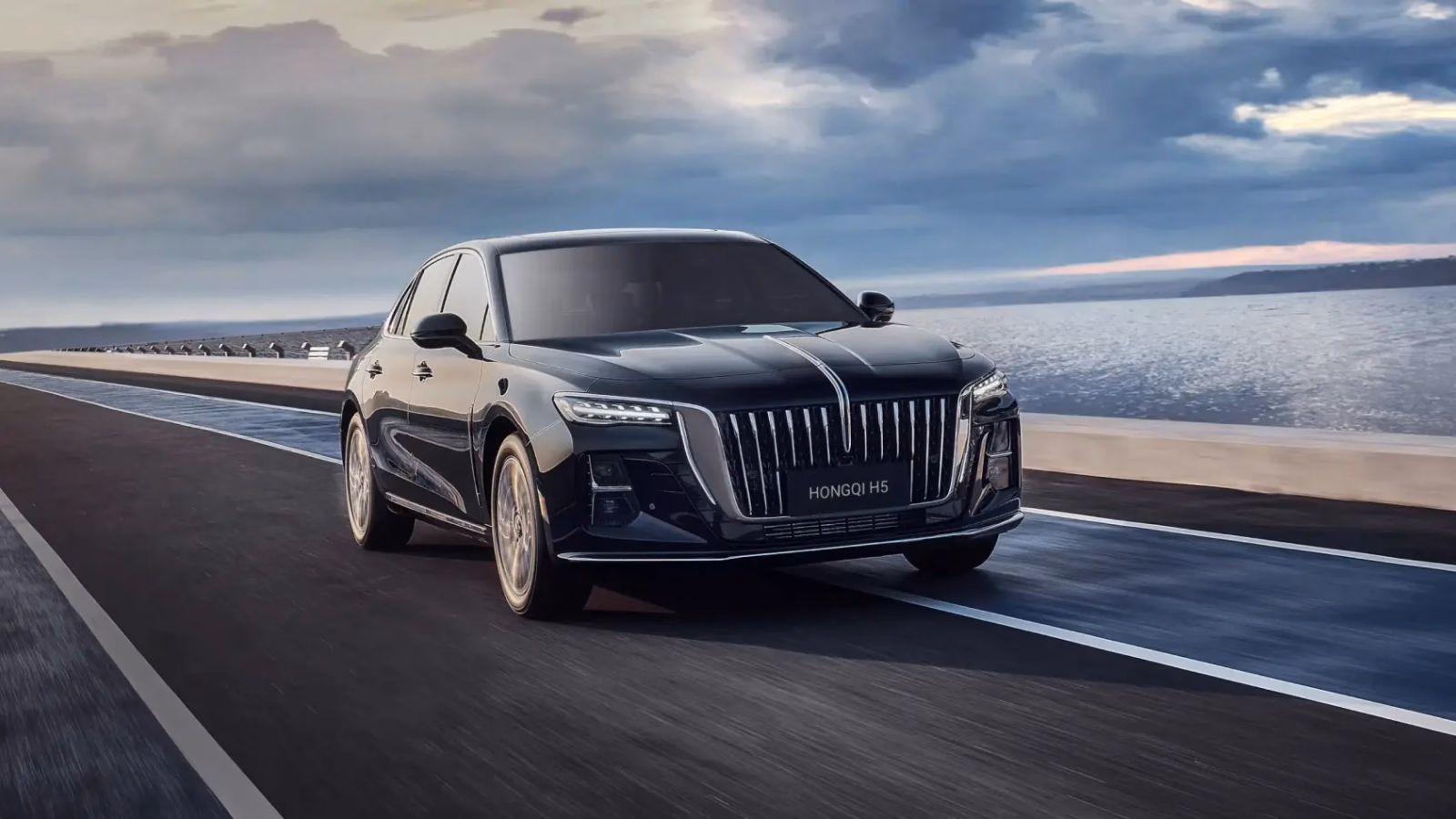 Чёрный HONGQI H5 в движении по прибрежной дороге