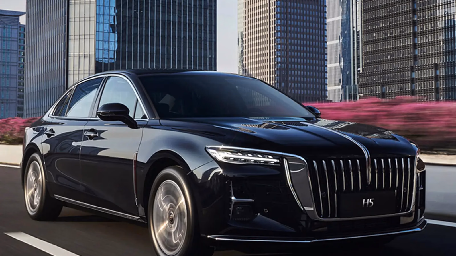 Чёрный HONGQI H5 на городской улице, вид спереди