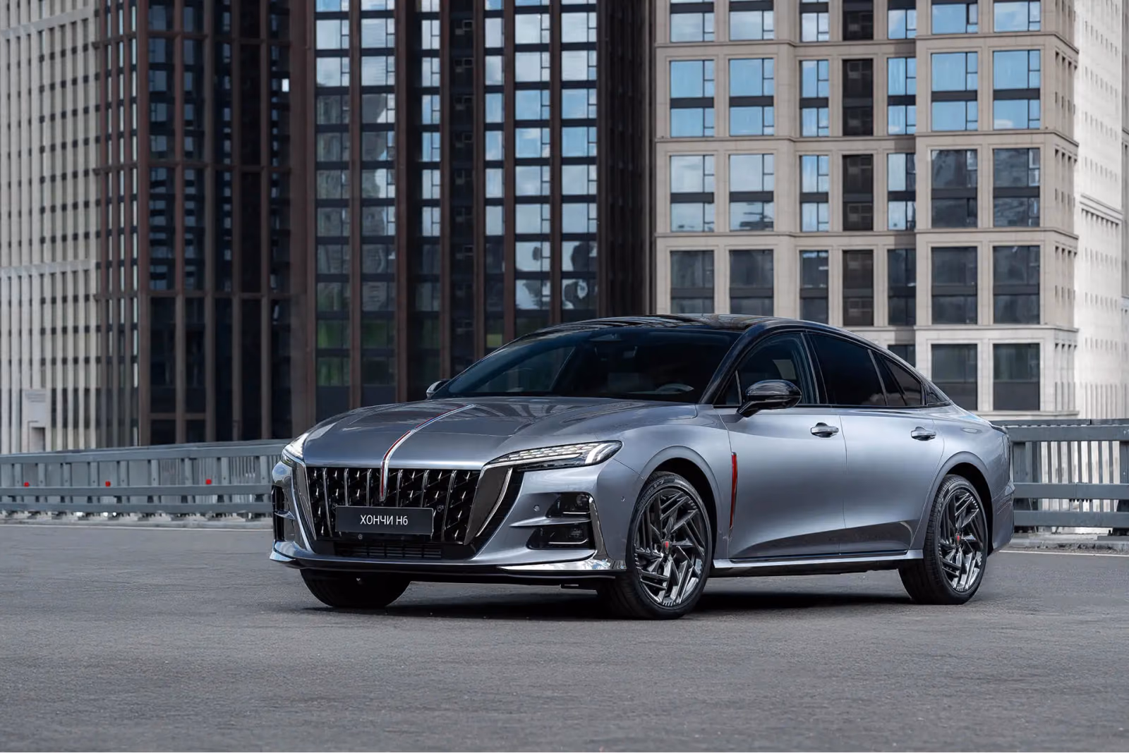 HONGQI H6 на городском фоне, вид спереди в три четверти