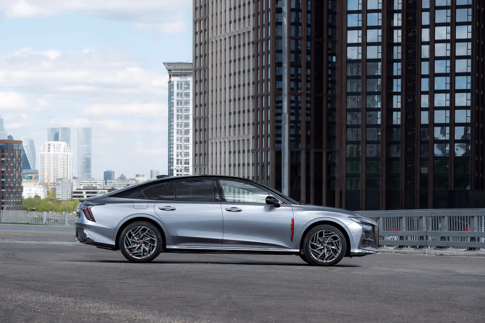 HONGQI H6 в профиль на фоне небоскрёбов