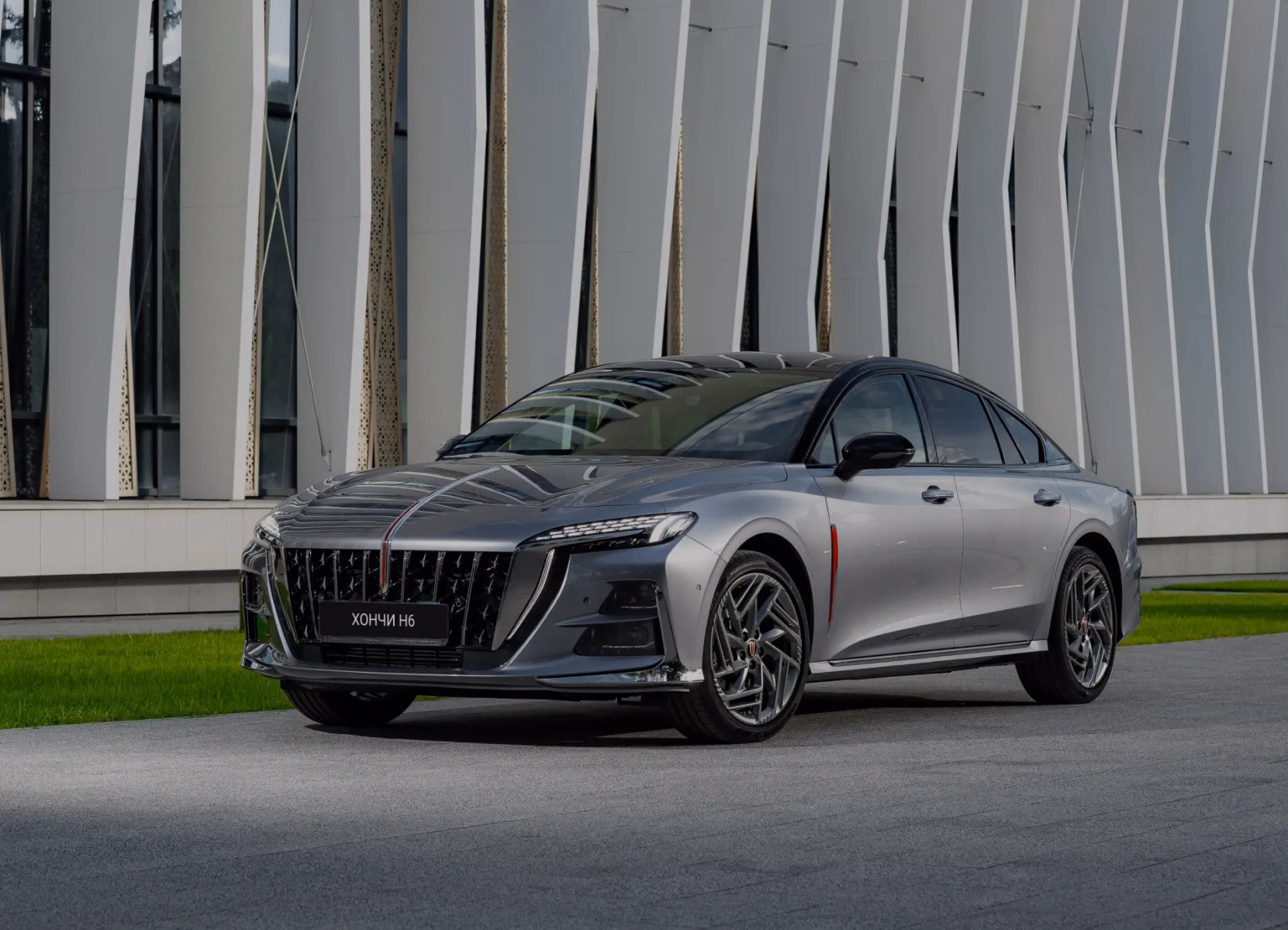 HONGQI H9 у современной архитектуры