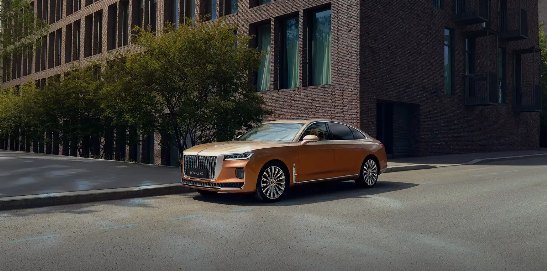 HONGQI H9 на городской улице