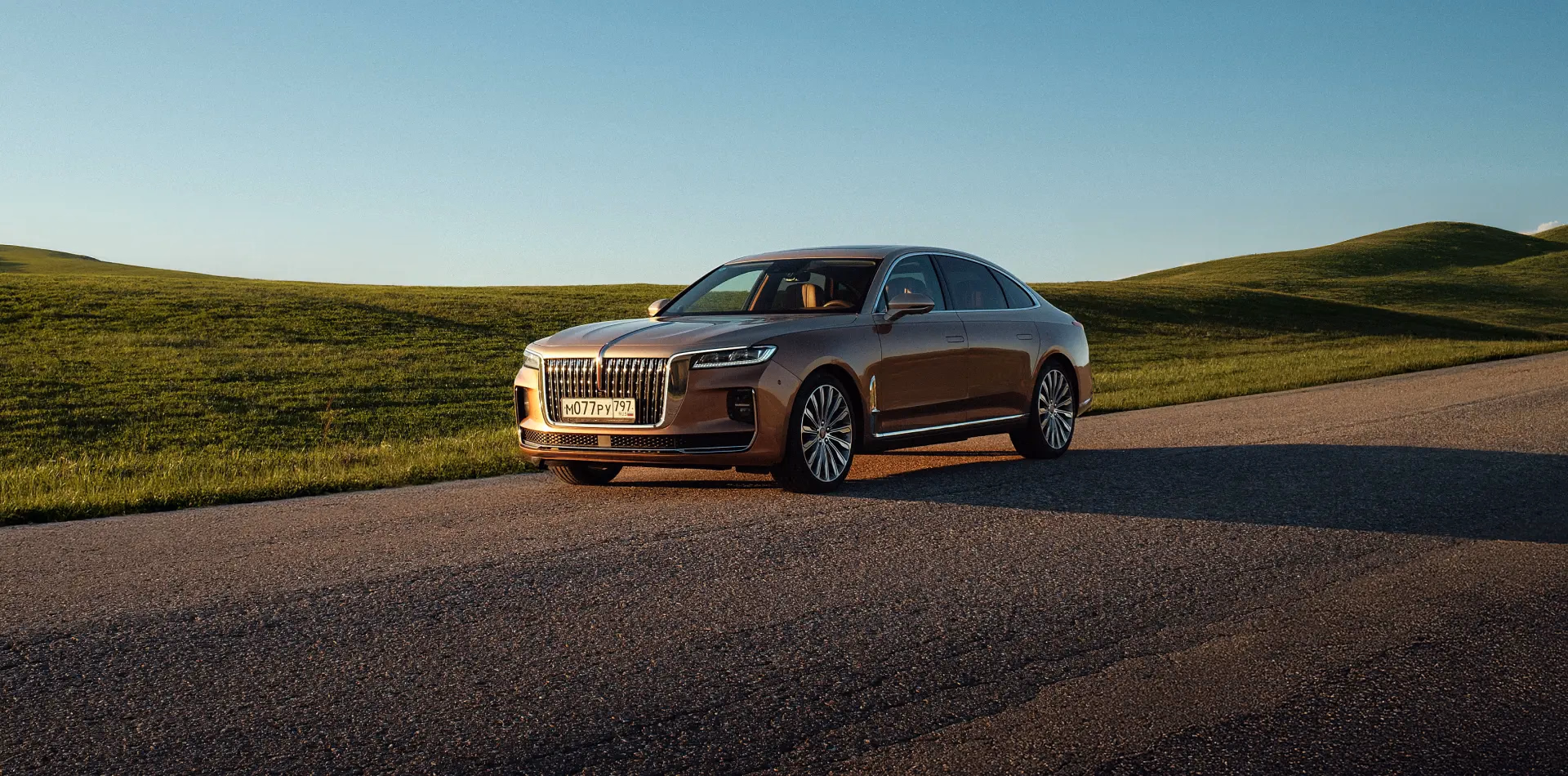 Hongqi H9 на загородной дороге