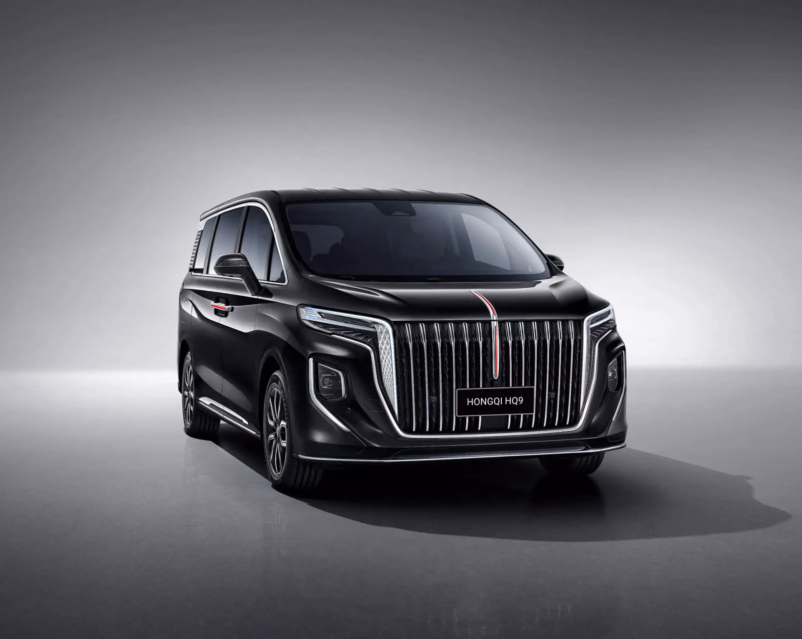 HONGQI HQ9 в студии, вид спереди в три четверти