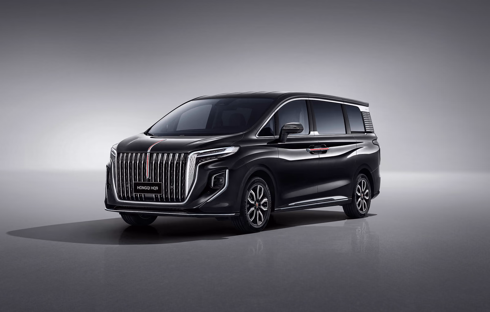 HONGQI HQ9 в студии, вид спереди слева