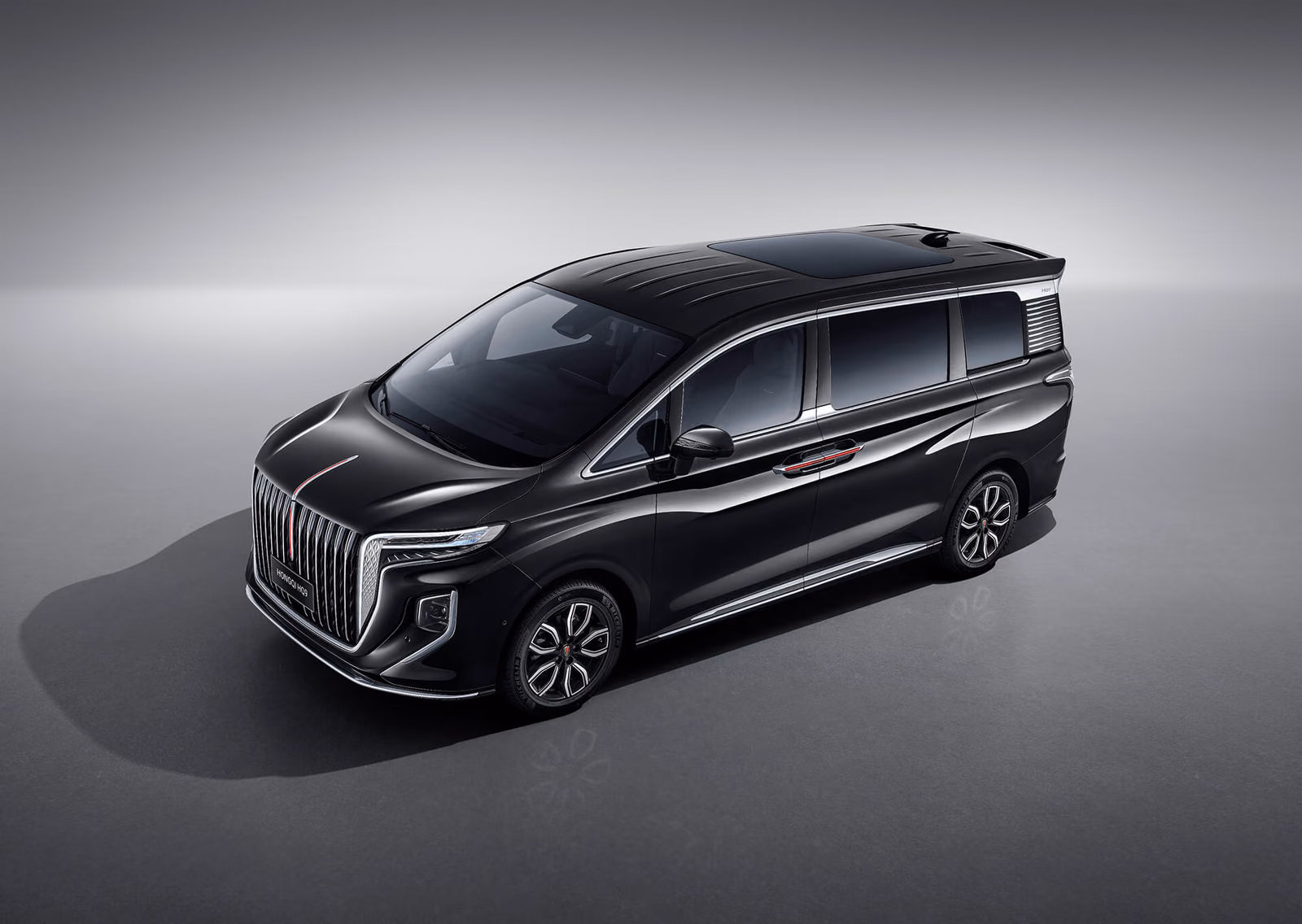 HONGQI HQ9 в студии, вид сверху в три четверти