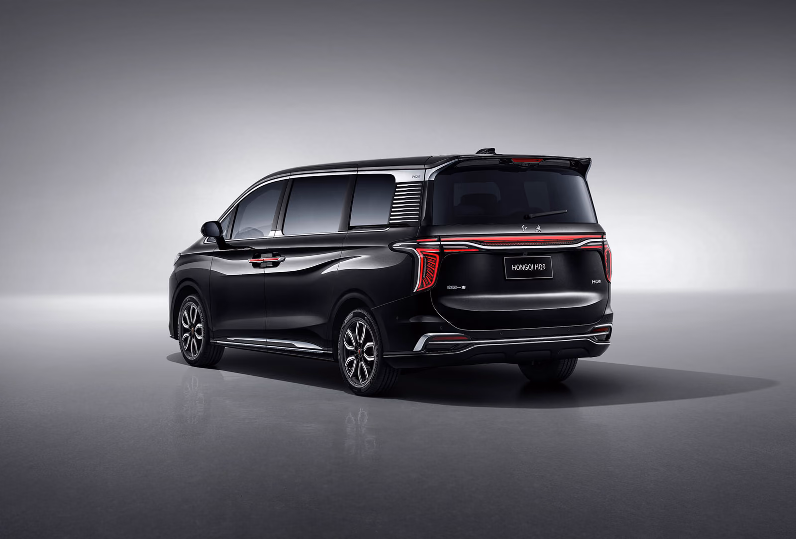 HONGQI HQ9 в студии, вид сзади в три четверти