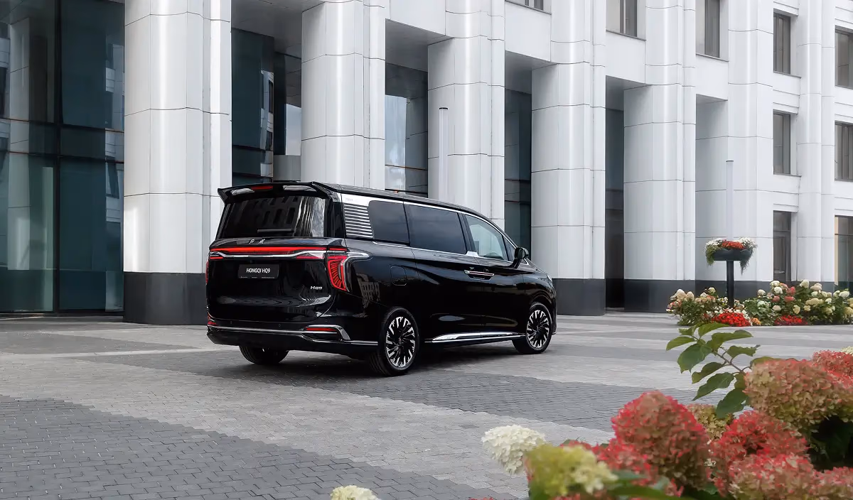 HONGQI HQ9 у здания, вид сзади в три четверти
