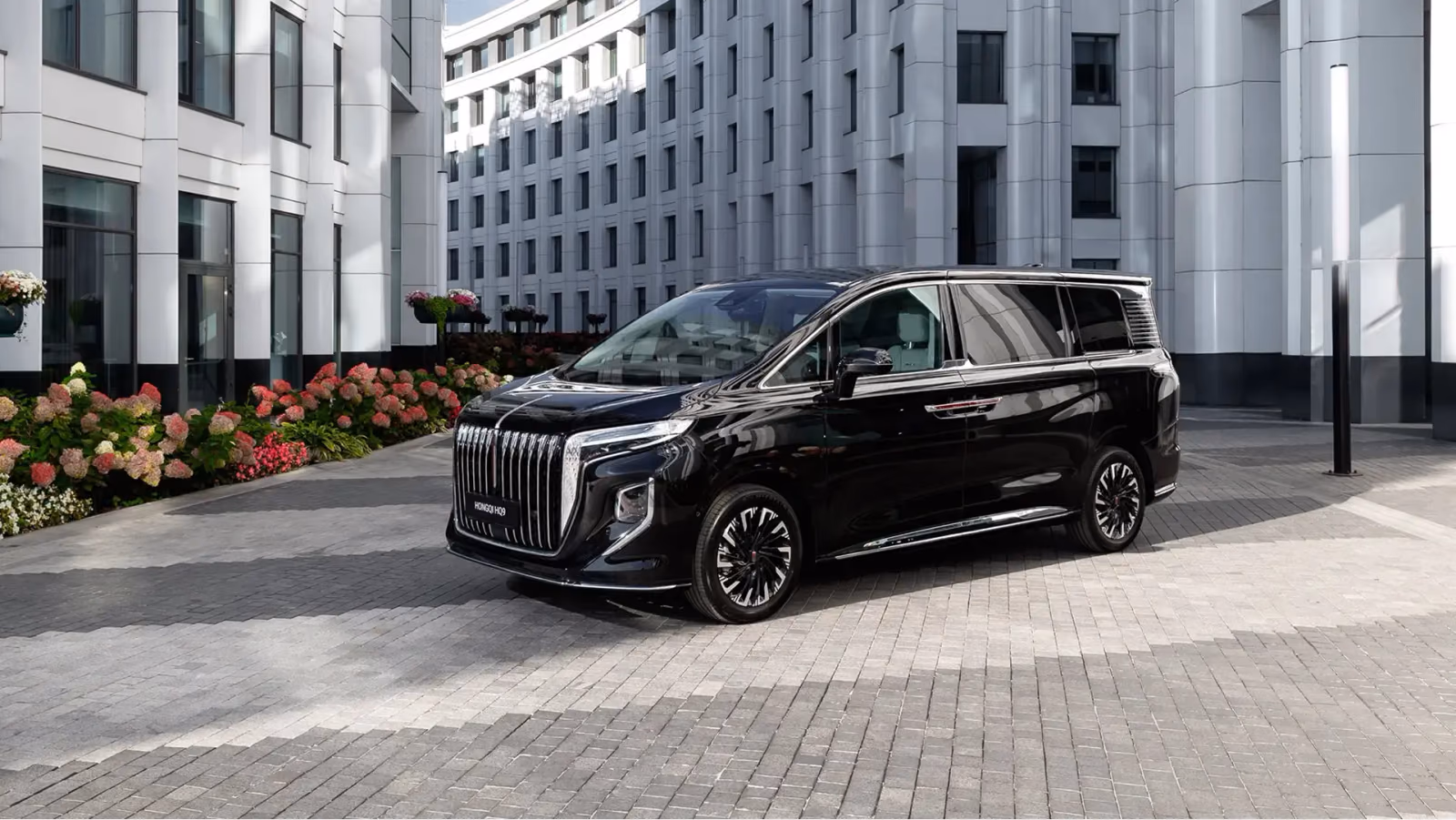 HONGQI HQ9 на площадке у здания, вид спереди