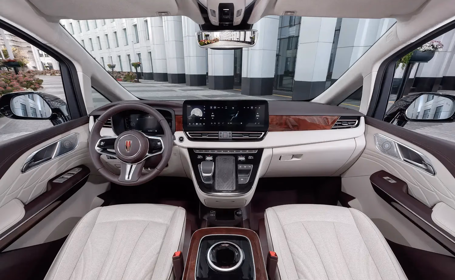 Водительское место и передняя панель HONGQI HQ9